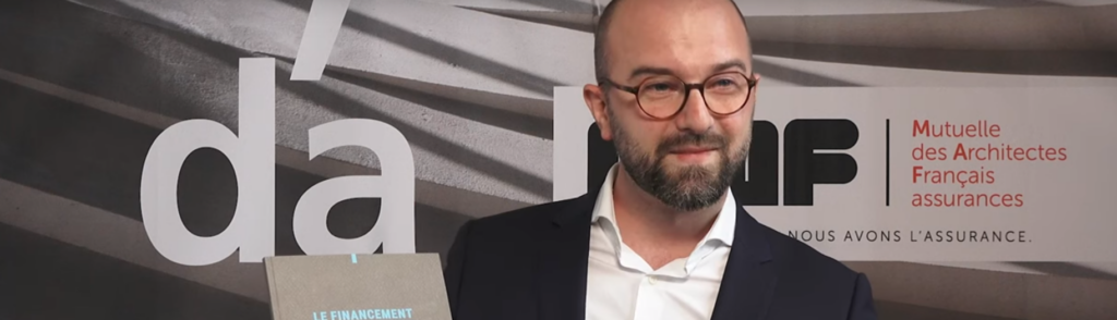 Photo Silvain et livret blanc à l'événement D'A